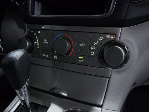 Used 2013 Toyota Highlander SE image 29