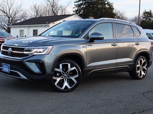 Used 2022 Volkswagen Taos SEL image 2