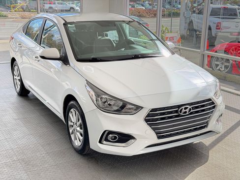 Used 2022 Hyundai Accent SEL image 1