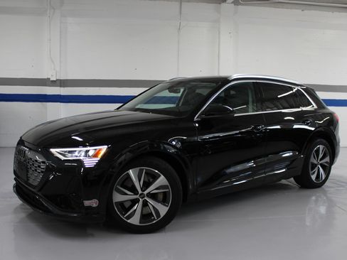 Used 2024 Audi Q8 e-tron Premium image 1