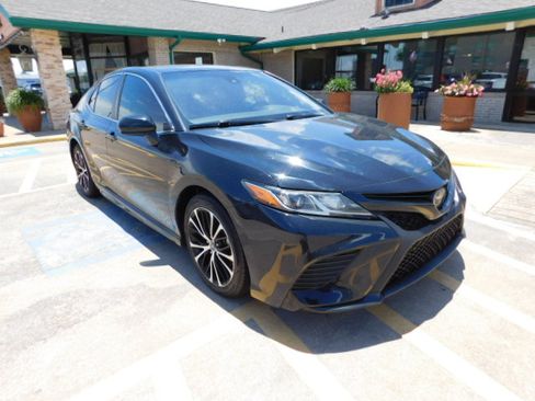 Used 2019 Toyota Camry SE FWD image 1