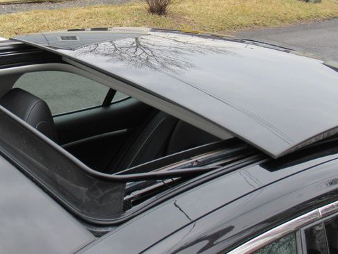 Used 2021 Genesis G70 2.0T Elite image 9