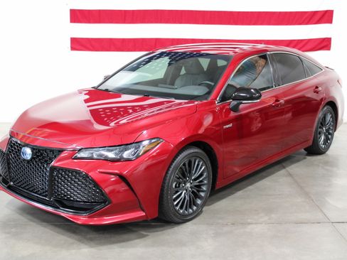 Used 2019 Toyota Avalon Hybrid FWD image 1