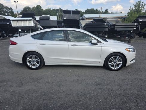 Used 2018 Ford Fusion SE FWD image 4