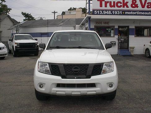Used 2021 Nissan Frontier SV image 2