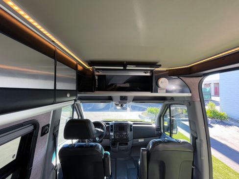 Used 2014 Mercedes-Benz Sprinter 4500 image 35