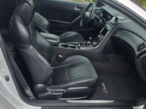 Used 2011 Hyundai Genesis Coupe 3.8 Grand Touring image 22