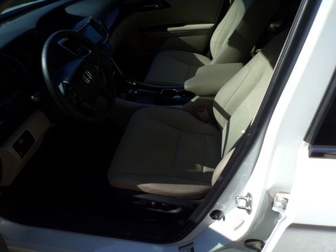 Used 2017 Honda Accord EX image 10