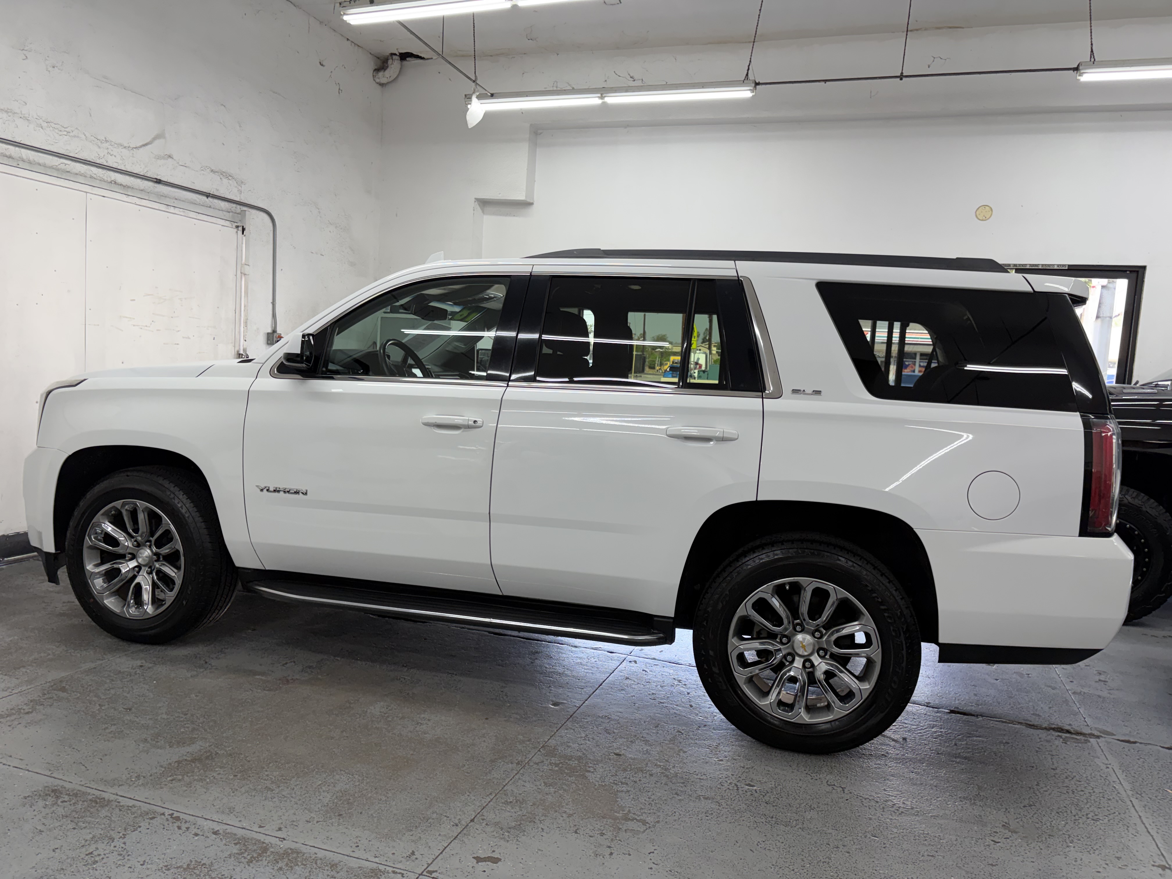 Used 2018 GMC Yukon 2WD SLE image 4