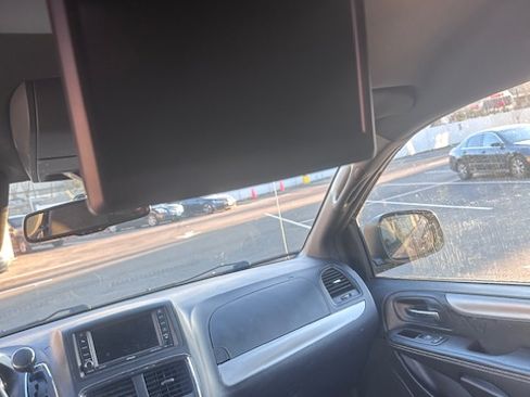 Used 2016 Dodge Grand Caravan SXT image 9