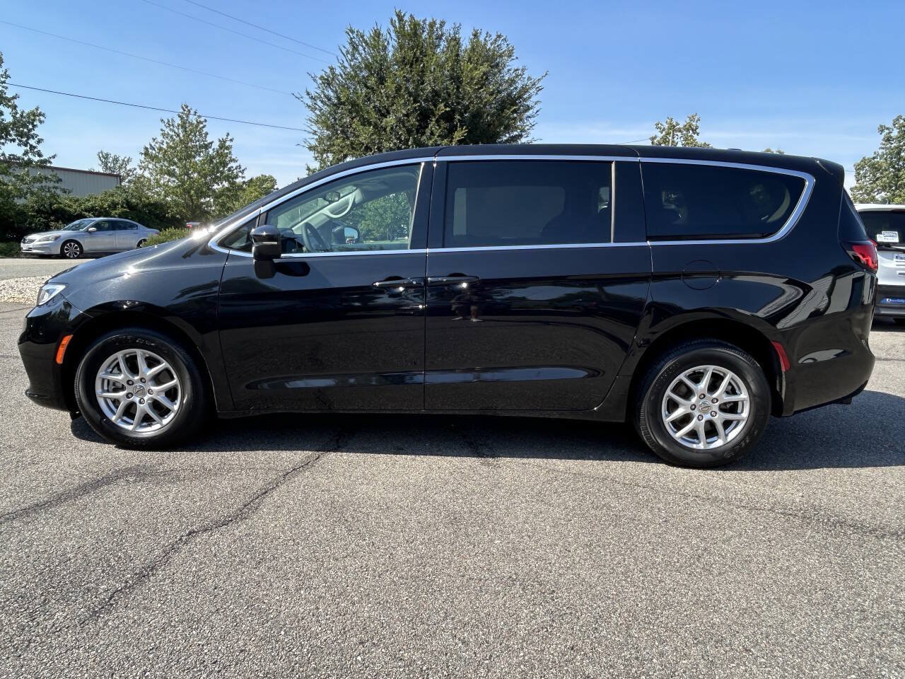 Used 2023 Chrysler Pacifica Touring-L FWD image 12
