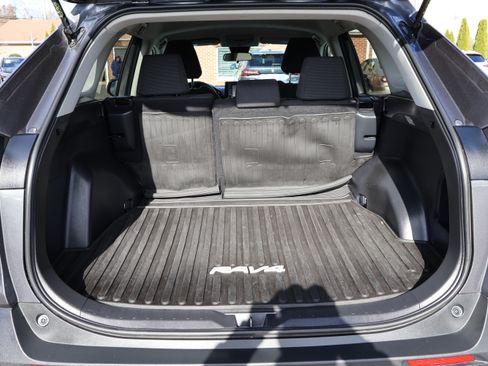 Used 2021 Toyota RAV4 LE image 14