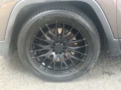Used 2018 Jeep Cherokee FWD Limited image 33