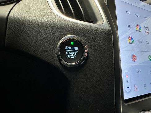 Used 2024 Ford Edge Titanium image 17