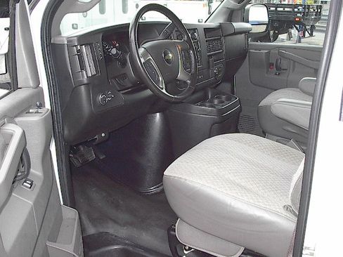 Used 2018 Chevrolet Express 2500 image 12