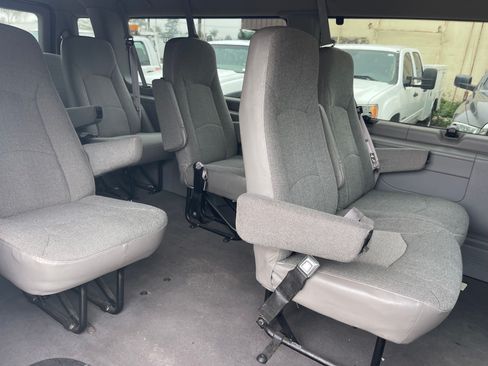 Used 2001 Ford E-350 and Econoline 350 Club Wagon image 13