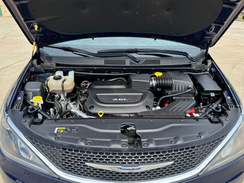 Used 2018 Chrysler Pacifica Touring-L image 9