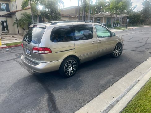 Used 2001 Toyota Sienna XLE FWD image 11