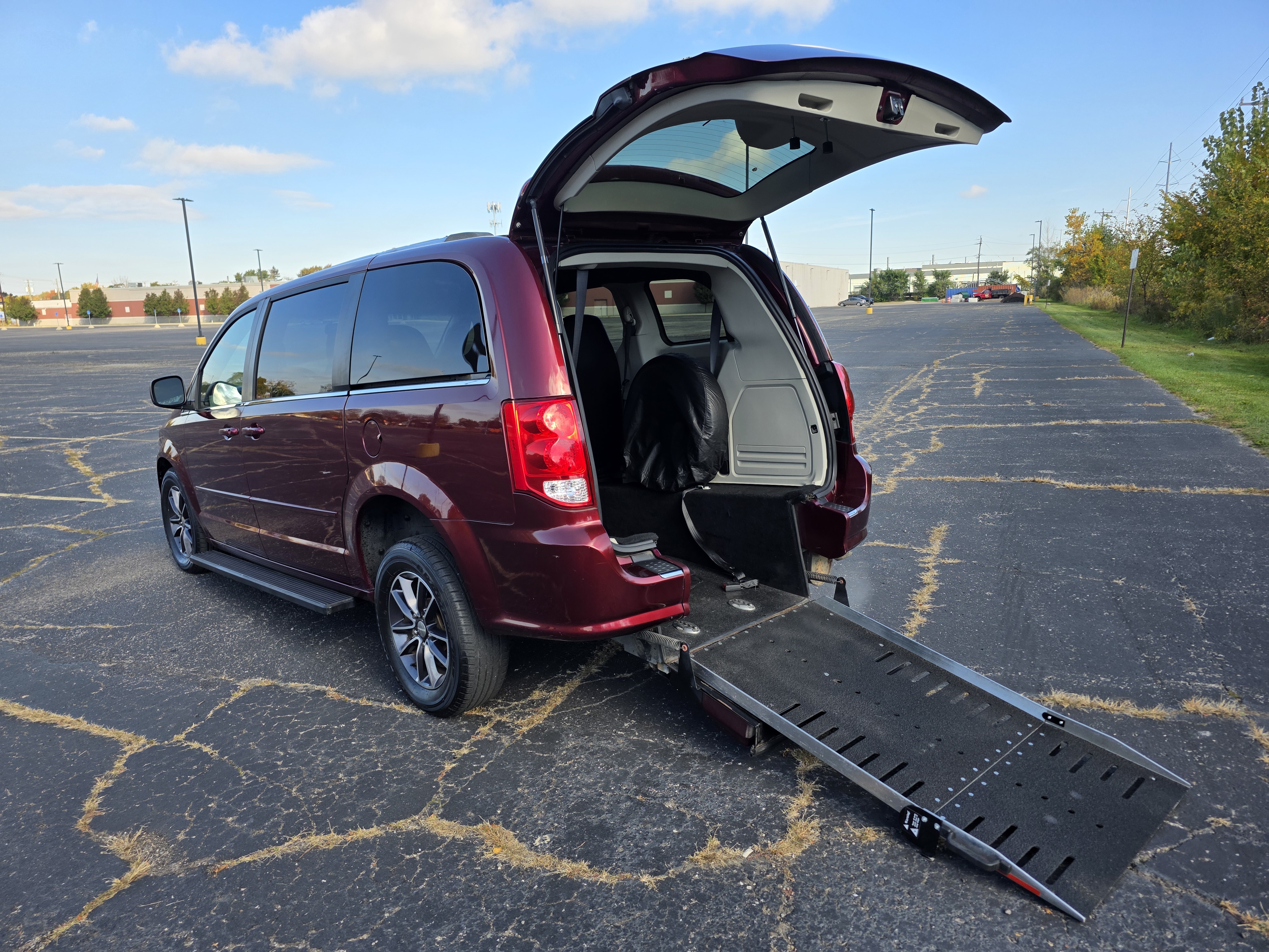 Used 2017 Dodge Grand Caravan SXT FWD image 2