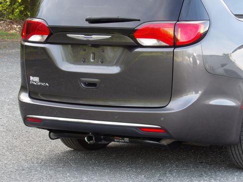 Used 2020 Chrysler Pacifica Touring image 11