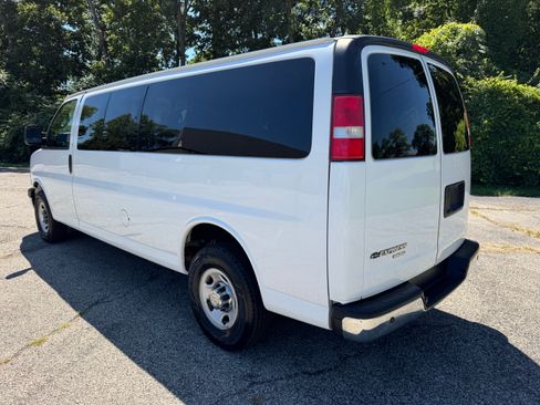 Used 2016 Chevrolet Express 3500 LT Extended Passenger RWD image 3