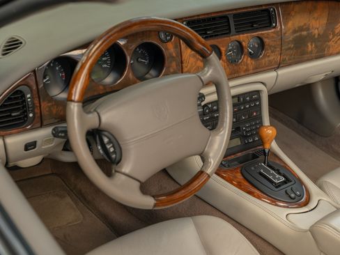 Used 2001 Jaguar XK8 Convertible RWD image 58