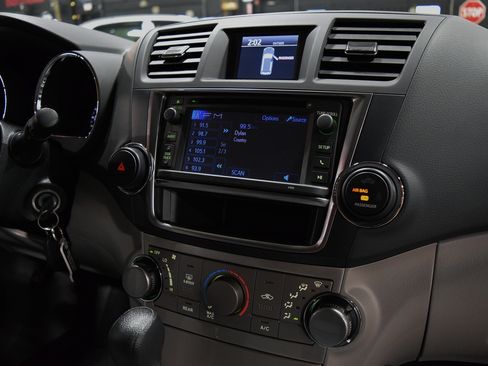 Used 2013 Toyota Highlander Plus V6 FWD image 29