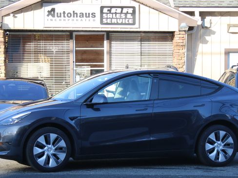 Used 2024 Tesla Model Y Long Range AWD/4WD image 2