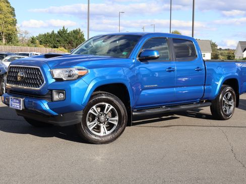 Used 2018 Toyota Tacoma TRD Sport image 2