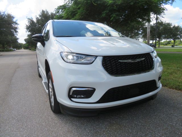 Used 2024 Chrysler Pacifica Touring-L FWD image 11