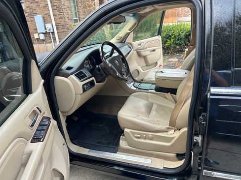Used 2010 Cadillac Escalade Premium Luxury image 19