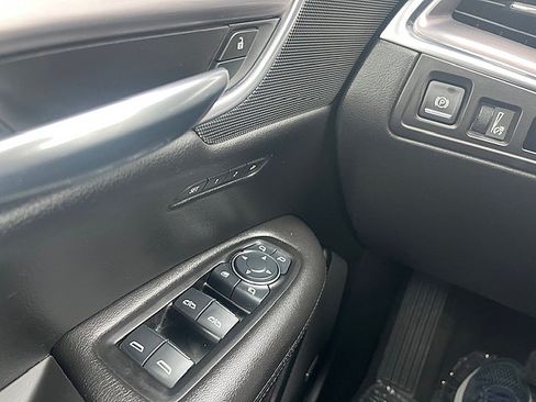 Used 2017 Cadillac XT5 Premium Luxury image 28