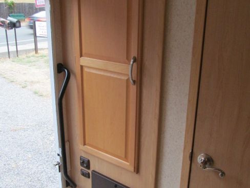 Used 2004 Ford E-350 and Econoline 350 Super Duty RWD image 12