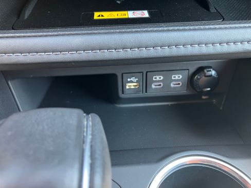 Used 2023 Toyota Highlander FWD XLE Hybrid image 7