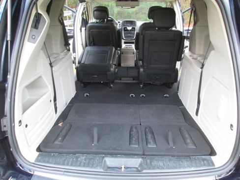 Used 2012 Chrysler Town & Country Touring image 15