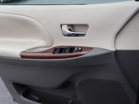 Used 2014 Toyota Sienna XLE image 22