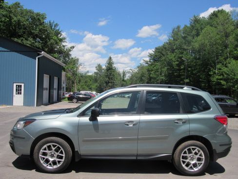 Used 2018 Subaru Forester 2.5i AWD/4WD image 3