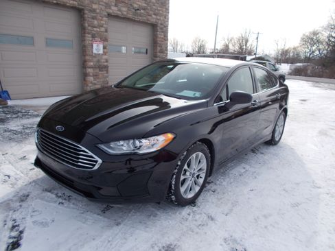 Used 2019 Ford Fusion SE image 1