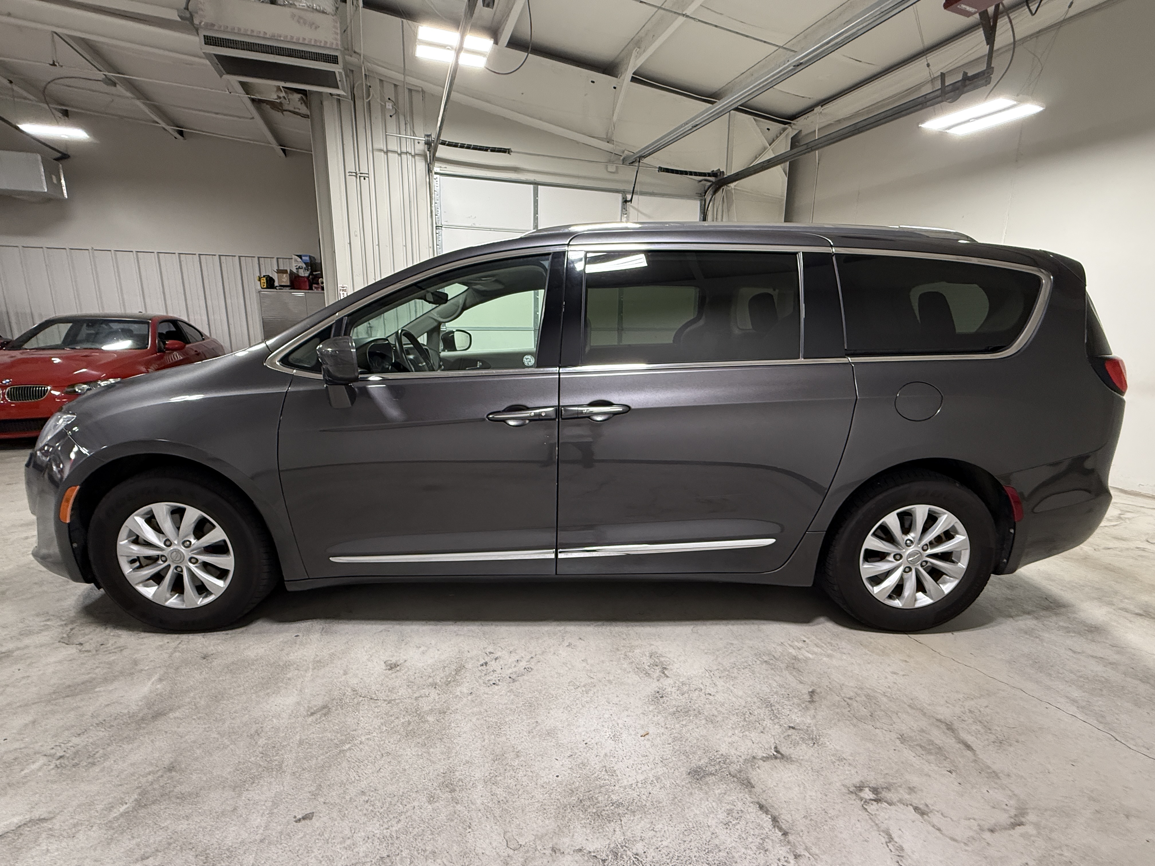 Used 2018 Chrysler Pacifica Touring-L FWD image 9