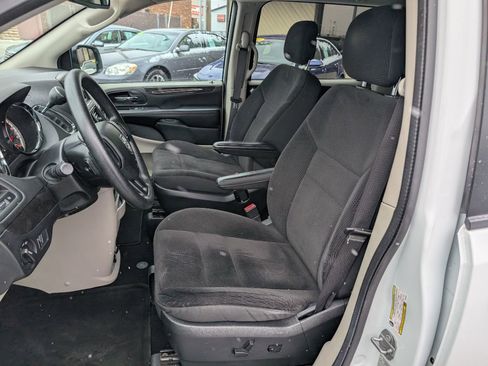 Used 2018 Dodge Grand Caravan SE image 7
