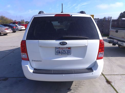 Used 2012 Kia Sedona LX image 6