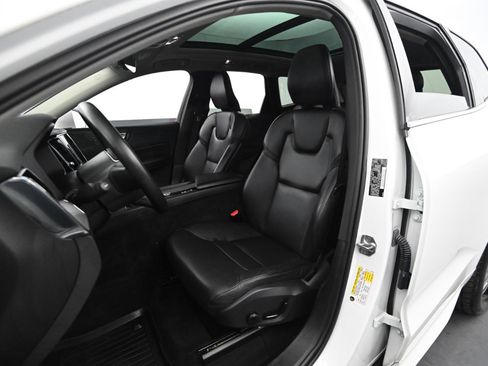 Used 2019 Volvo XC60 T5 Momentum w/ Multimedia Package image 38