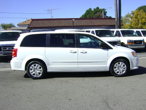 Used 2017 Dodge Grand Caravan SE image 2