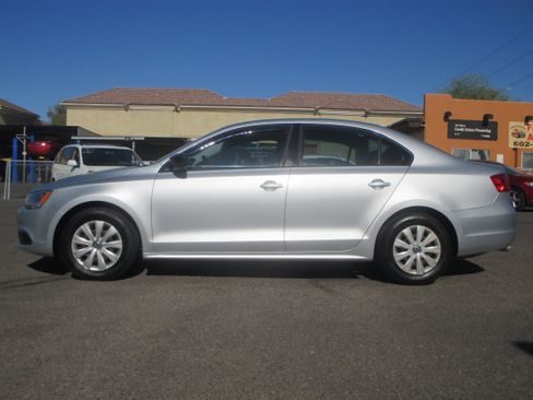 Used 2014 Volkswagen Jetta SE Sedan 4D FWD image 2