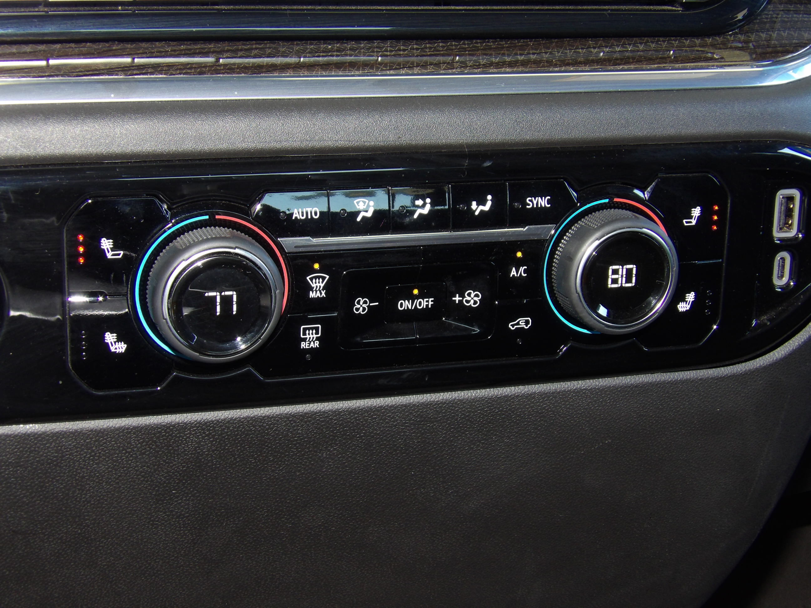 Used 2024 Chevrolet Silverado 1500 4x4 Crew Cab LT image 2