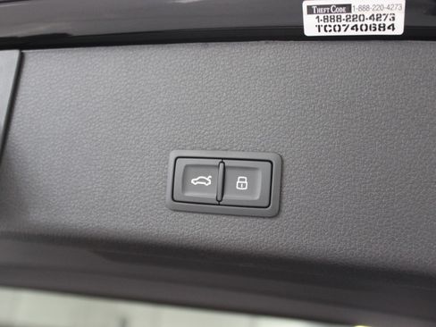 Used 2024 Audi Q8 e-tron Premium image 40