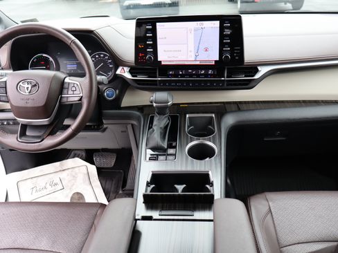 Used 2024 Toyota Sienna Platinum image 19