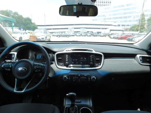 Used 2018 Kia Sorento FWD image 10