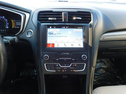 Used 2019 Ford Fusion SE image 16