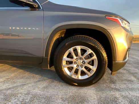 Used 2020 Chevrolet Traverse LT image 17